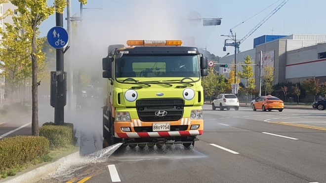 광명시가 미세먼지를 줄이기 위해 설수차를 운용하고 있다. 광명시 제공