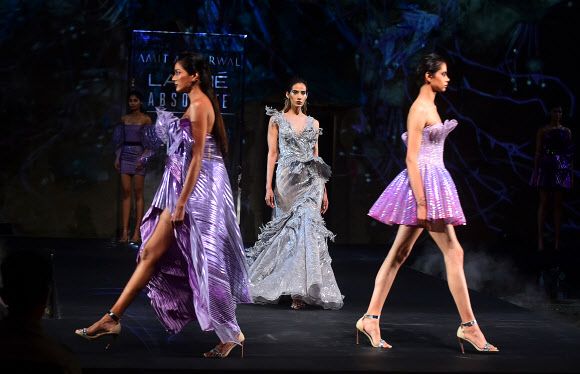 16일 인도 뭄바이에서 열린 ‘라크메 패션위크’ 그랜드 파이널에서 모델들이 디자이너 ‘에미트 아가르왈(Amit Aggarwal)’의 의상을 선보이고 있다.<br>AFP 연합뉴스