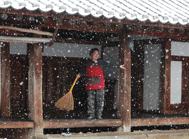 고택 덮은 함박눈… 오늘은 맑을 듯