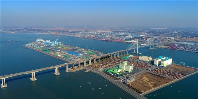 충남도, 당진시와 평택시가 관할권을 놓고 분쟁을 빚고 있는 서해대교 밑 평택·당진항 매립지. 중앙분쟁위원회 결정으로 서해대교 위쪽은 당진, 아래쪽은 평택 관할이 됐다. 평택 관할 매립지 아래는 앞으로 891만㎡가 더 매립된다. 당진시 제공