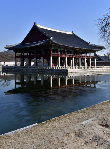 경복궁 경회루와 연못. 사진의 경회루는 19세기 말 고종 대에 지은 것이지만, 연못의 틀은 박자청이 만들었다.  박지환 기자 popocar@seoul.co.kr
