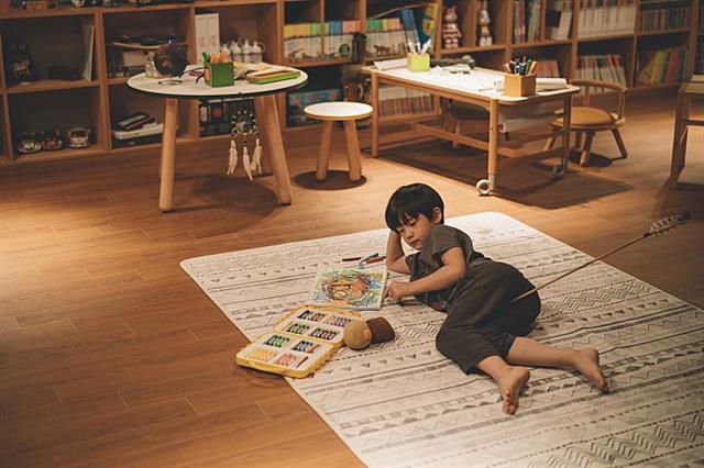 영화 ‘기생충’의 박 사장(이선균 분)네 막내 아들 다송(정현준 분)은 자화상을 즐겨 그린다.  CJ엔터테인먼트 제공