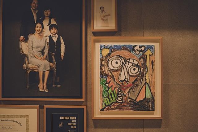 다송이가 그린 자화상. 미술 교사 제시카로 분한 기정(박소담 분)은 그림 오른쪽 하단에 있는 검은 형체를 두고 ‘스키조 프레니아 존’(조현병 구역)이라고 해석했다.  CJ엔터테인먼트 제공