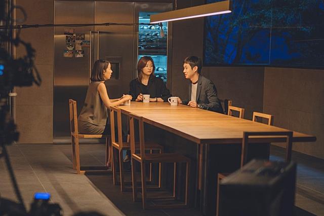 영화 초반 등장한 박 사장네 식탁 의자 8개. CJ엔터테인먼트 제공