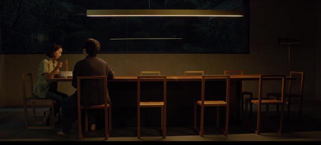 문광(이정은 분)이 돌아온 이후부터는 10개로 늘어난 박 사장네 식탁 의자. CJ엔터테인먼트 제공