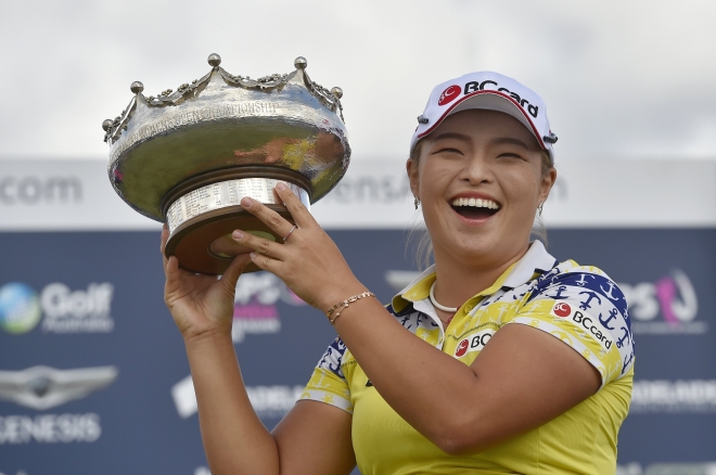 장하나가 2017년 2월 미여자프로골프(LPGA) 투어 호주여자오픈에서 우승한 뒤 트로피를 들고 활짝 웃고 있다. [서울신문 DB]