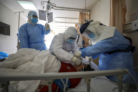 중국 후베이성 우한시의 한 병원에서 의료진이 코로나19 감염자를 치료하고 있다. 2020.2.16 AP 연합뉴스