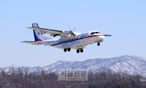 18일 日 크루즈선에 탑승한 우리 국민의 국내 이송을 위해 대통령 전용기(VCN-235)가 서울공항에서 일본 하네다공항을 향해 출발하고 있다.  2020. 2.18  공군 제공