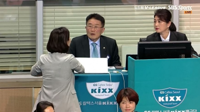 박미희(왼쪽) 흥국생명 감독이 비디오 판독 결과에 항의하는 모습. SBS 중계화면 캡처