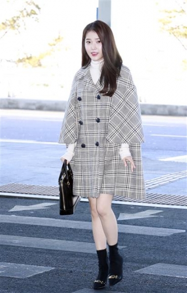 가수 아이유가 패션쇼 참석차 18일 오후 인천국제공항을 통해 밀라노로 출국하고 있다. 2020.2.18<br>뉴스1