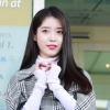 “요정 강림” 아이유, 명품으로 무장한 공항패션