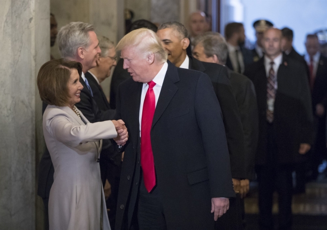 도널드 트럼프 미국 대통령과 그의 ‘정적’ 낸시 펠로시 하원의장. 사진은 2017년 1월 20일 트럼프 대통령이 취임식을 위해 의회를 방문한 당시 펠로시 의장과 악수하는 모습. AP 자료사진 
