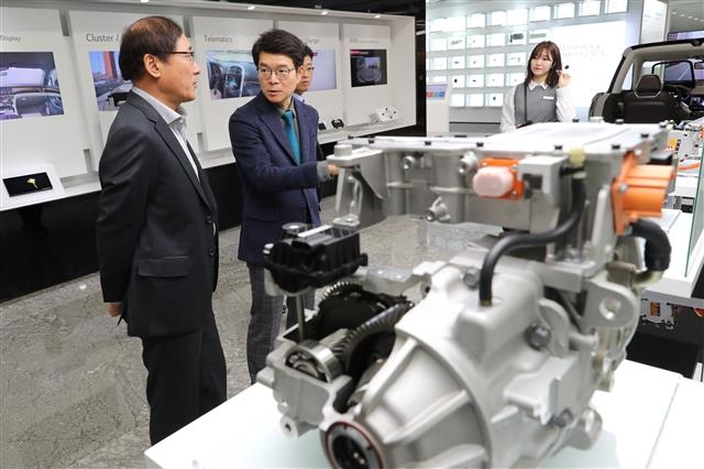 정원오(오른쪽) 성동구청장이 지난해 11월 ‘성동형 스마트 쉘터’ 조성 협약을 체결한 LG전자를 방문, LG이노베이션 갤러리에서 LG전자의 스마트 기술을 둘러보고 있다.  성동구 제공