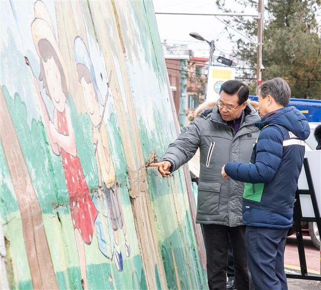 성장현 용산구청장이 해방촌을 찾아 해빙기 옹벽 점검을 하고 있다. 용산구 제공