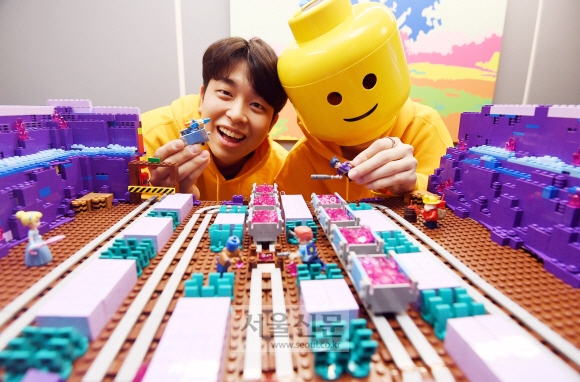 레고 애호가들을 위한 유튜브 채널 ‘레고도사꾸삐’를 운영하고 있는 꾸삐(왼쪽)와 레고 ‘미니피규어’ 가면을 쓴 브릭키가 레고 앞에서 포즈를 취하고 있다. 박윤슬 기자 seul@seoul.co.kr