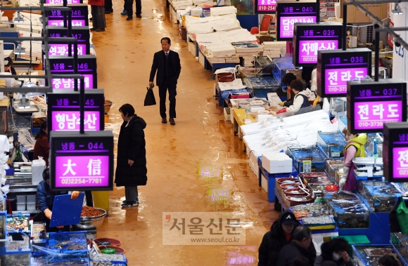 발길 뜸한 노량진 수산시장 