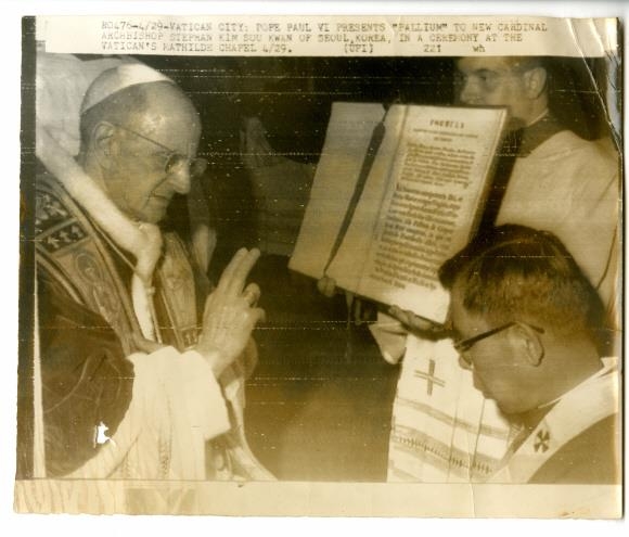 1969년 4월 최연소 추기경에 서임된 김수환(오른쪽) 추기경이 바티칸 성 마틸다 경당에서 바오로 6세 교황에게 교황청과의 일치를 보여 주는 표지인 팔리움을 받고 있는 모습. 천주교 서울대교구 한국교회사연구소 제공