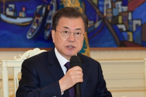 문 대통령 “코로나19 지역사회 대응체계 대폭 강화”