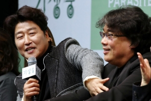 [포토] ‘너무 세게 끌어 안아 봉준호 갈비뼈에 금이...’