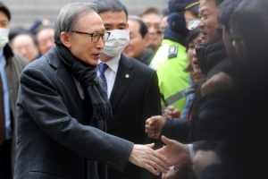 보석 허가한 판사가 이명박 재구속…형량도 2년 증가