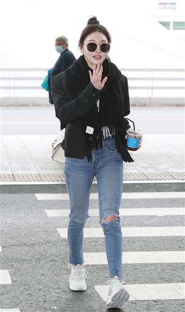 청하, 청바지가 잘 어울리는 여자  가수 청하가 해외 촬영차 19일 오전 인천국제공항을 통해 이태리 밀라노로 출국하고 있다. 2020.2.19<br>뉴스1
