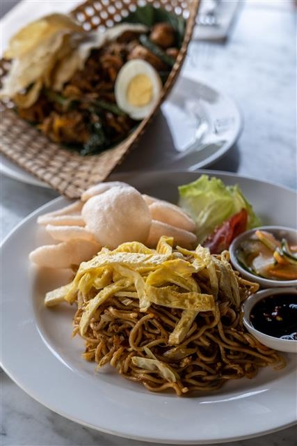 인도네시아를 대표하는 볶음국수인 ‘미고렝’은 동남아에 미친 중국의 영향력을 보여 주는 전형적인 요리다.