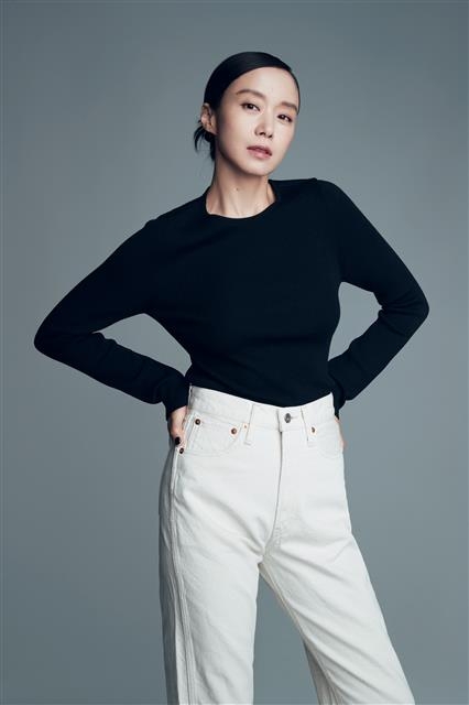 전도연은 영화 ‘지푸라기라도 잡고 싶은 짐승들’에서 처음으로 연기 호흡을 맞춘 정우성에 대해 “태영은 밑바닥에 있는, 망가져야 하는 인물인데 가능할까 궁금했다. 근데 태영의 모습이 정우성에게 있더라”고 했다. “서로 다음엔 ‘로코’(로맨틱 코미디)를 해보면 재밌겠다고 했다”며 활짝 웃었다. 메가박스중앙㈜플러스엠 제공