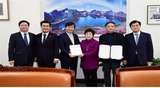 사진 왼편부터 전국시장군수구청장협의회(회장 염태영 수원시장), 전국시군자치구의회의장협의회(회장 강필구 전남영광군의회의장), 전국시장군수구청장협의회 (상임부회장 황명선 논산시장), 국회행정안전위원회(위원장 전혜숙), 전국시도의회의장협의회(회장 신원철 서울특별시의회의장), 시도지사협의회(부회장 이춘희 세종특별자치시장)