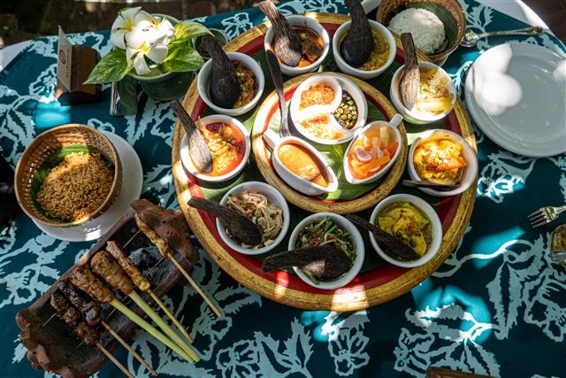 인도네시아식 한상 차림은 밥을 중심으로 여러 가지 찬을 놓는 것이 한식 밥상과 비슷하다.