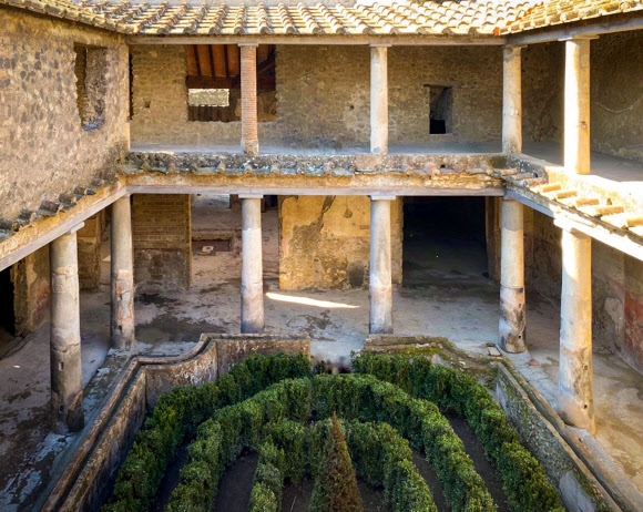 폼페이 유적 ‘연인의 집’ 지진 피해 40년 만에 재개방