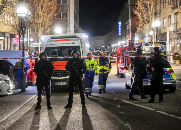 20일 중무장한 독일 경찰이 전날 밤 총기 난사 사건이 벌어진 하나우의 한 레스토랑 앞을 경계하고 있다. 하나우 AP 연합뉴스 