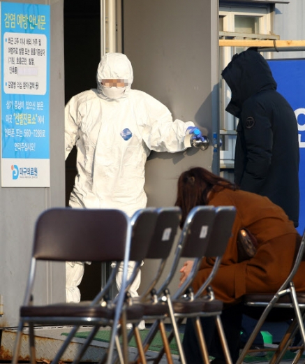 [포토] 아침부터 방문 이어지는 대구의료원 선별진료소