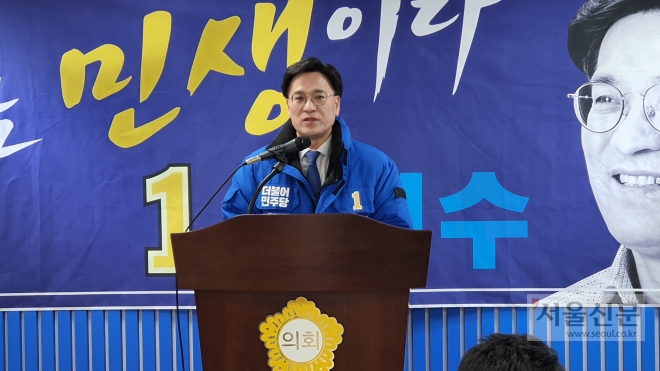 이회수 김포시을 예비후보는 20일 김포시의회 브리핑룸에서 기자회견을 갖고 국회의원 특권을 폐지해 일하는 의원이 되겠다고 강조했다.