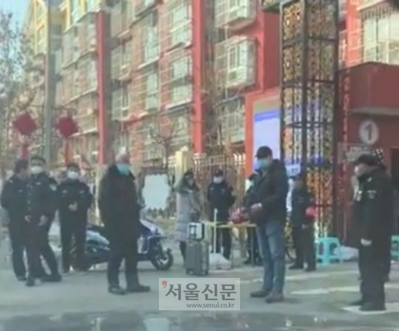 아파트 앞에서 주민들 발열 검사하는 중국 아파트 경비원들