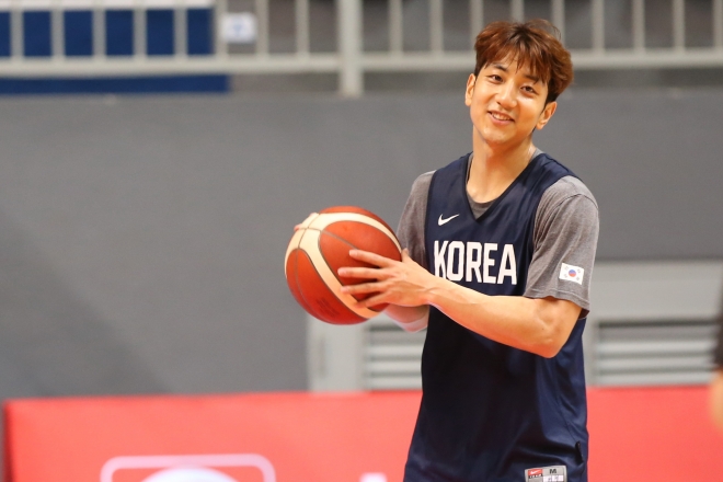 19일 KBL 스타 허훈이 국가대표팀에 소집돼 연습경기에서 드리블하고 있다. 대한민국농구협회 제공