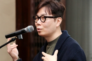 김영하 “고시원·옥탑방 전전하면서 어떻게 종이책 사겠나”