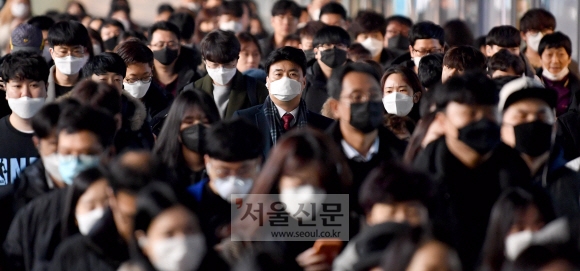 코로나19가 한반도에 상륙한 지 한 달, 마스크는 외출 시 필수품으로 자리잡았다. 이를 증명이라도 하듯 서울 지하철 신도림역을 가득 메운 시민들 모두가 마스크를 쓴 채 출근길을 재촉하고 있다.