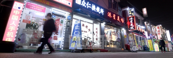중국발 코로나19는 중국인 밀집지역에 직격탄을 날렸다. 대표적 중국인 밀집지역인 서울 대림동의 한 상점가가 한산한 모습을 보이고 있다.