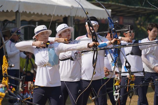 한국 남녀 양궁대표팀 선수 16명이 지난달 29일 미얀마 양곤의 젝카산 스포츠 그라운드에서 훈련을 하고 있다. 한국은 남녀 3장씩 총 6장의 도쿄올림픽 출전권을 확보해 놓고 있지만 아직 출전 멤버는 정해지지 않았다. 대한양궁협회 제공