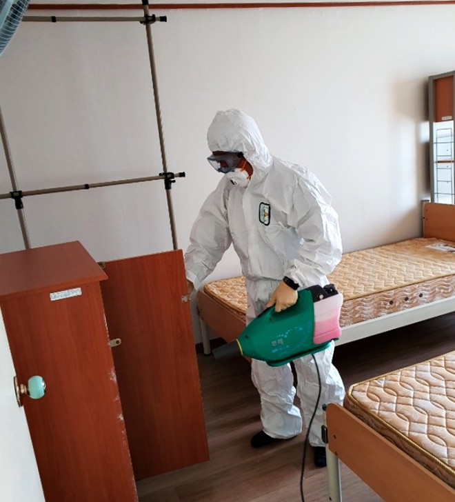 충주시가 관내 다중밀집시설에서 방역소독을 하고 있다. 충주시 제공