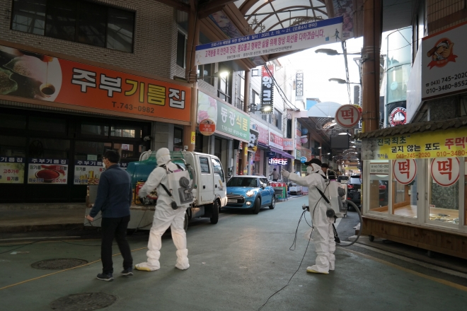 영동군이 전통시장 방역소독을 하고 있다. 영동군 제공