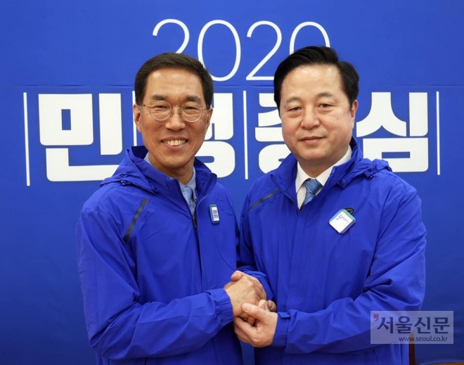 김주영(왼쪽) 민주당 김포갑 예비후보와 김두관 의원.