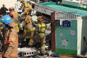 부산 노후주택 붕괴…매몰자 3명 구조·2명 사망