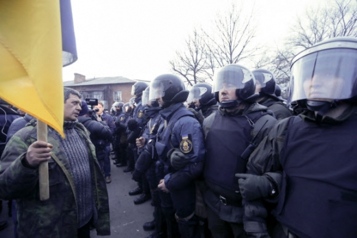 [포토] ‘우한 이송자’ 수용 우크라 마을 주민들, 경찰과 대치