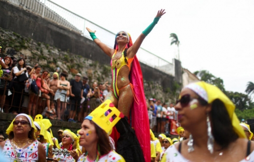 사람들이 21일(현지시간) 브라질 리우 데 자네이루에서 열린 ‘2020 카니발 개막식’ 중, 관광지 산타 테레사에서 comparsa Carmelitas의 퍼레이드에 참가하고 있다. 로이터 연합뉴스
