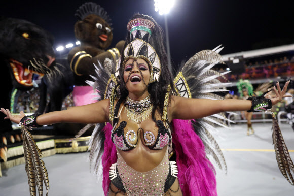 바로카 조나 술 삼바 학교의 댄서가 21일(현지시간) 브라질 상파울루에서 열린 ‘카니발 퍼레이드’에서 화려한 공연을 펼치고 있다. AP 연합뉴스