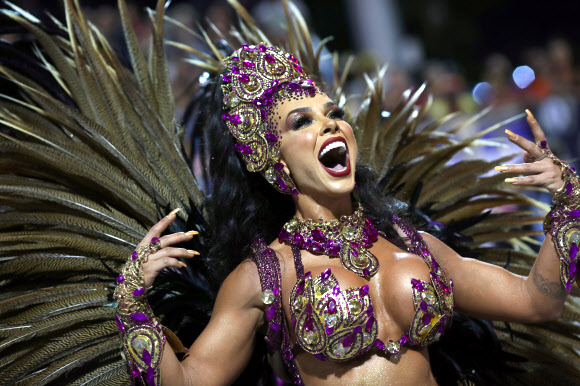 바로카 조나 술 삼바 학교의 댄서가 21일(현지시간) 브라질 상파울루에서 열린 ‘카니발 퍼레이드’에서 화려한 공연을 펼치고 있다. 로이터 연합뉴스