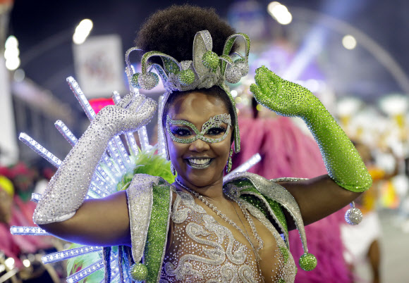 톰 마이어 삼바 학교의 댄서가 21일(현지시간) 브라질 상파울루에서 열린 ‘카니발 퍼레이드’에서 화려한 공연을 펼치고 있다. AP 연합뉴스