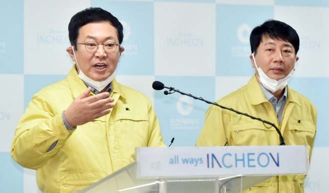 박남춘 인천시장이 22일 시청 기자회견실에서 인천시 코로나19 확진자 발생과 관련해 브리핑을 하고 있다.(인천시 제공)