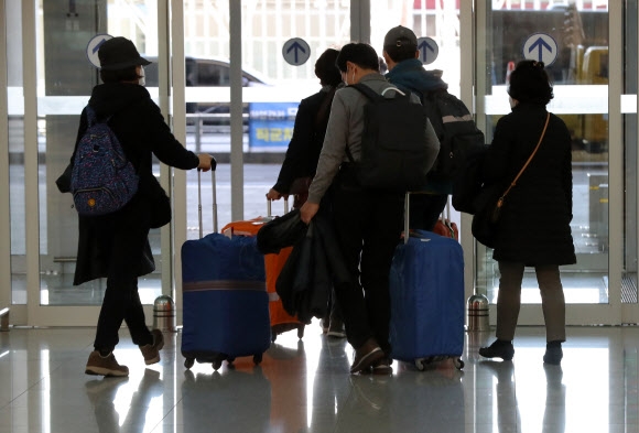 이스라엘로 가는 중에 입국 금지를 당한 한국인 여행객들이 23일 오후 인천국제공항을 통해 귀국하고 있다.2020.2.23 연합뉴스